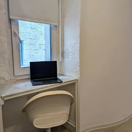 35, Boutique Escape