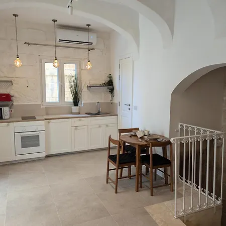35, Boutique Escape