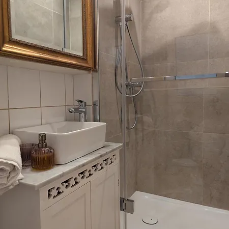 35, Boutique Escape Apartment